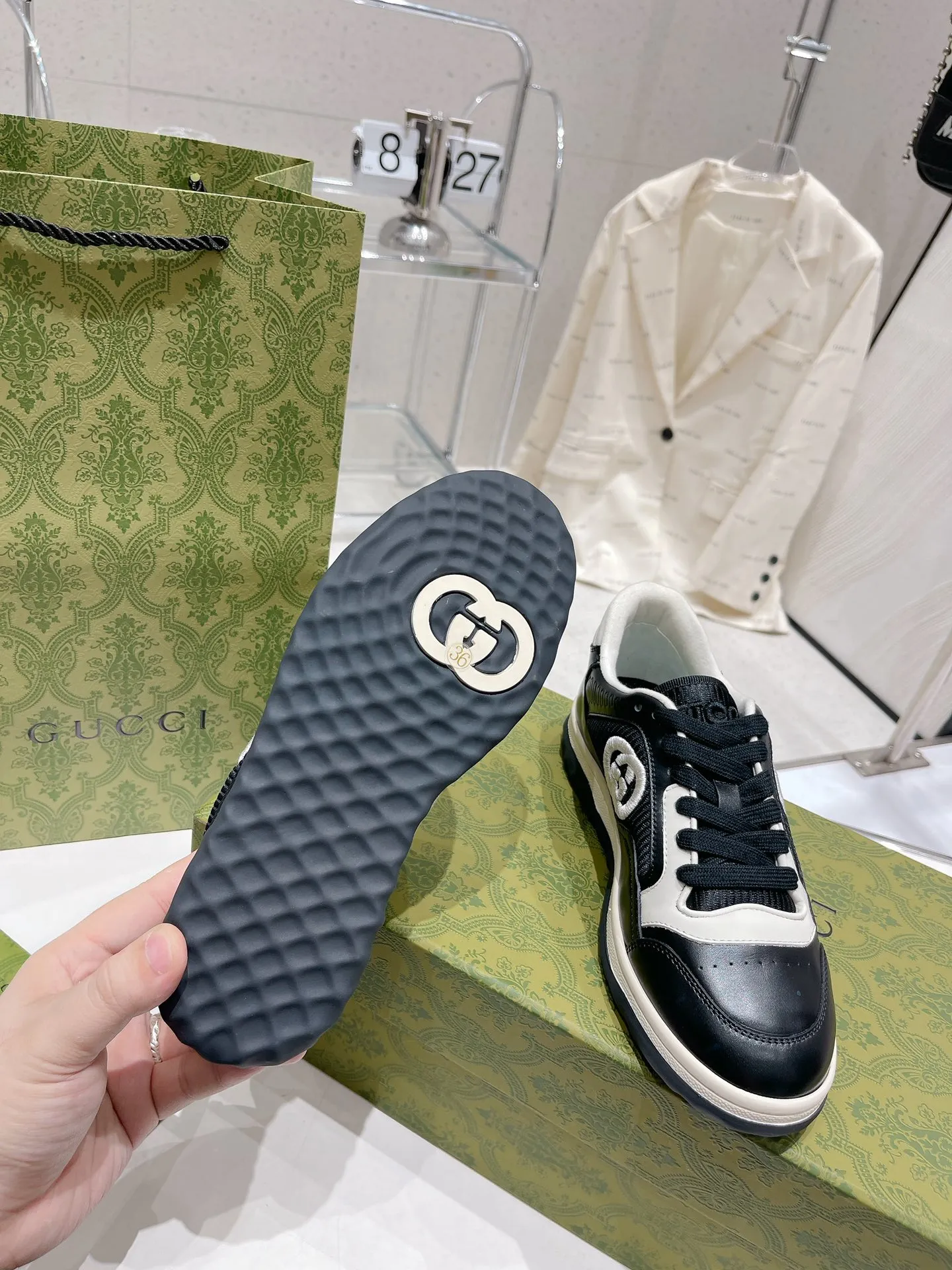 👟👟Ex-factory price 520👟👟 Gucci Gucci 2023 latest hot model MAC80 sneakers, couple style, casual, retro, old, dirty shoes, small dirty shoes, white shoes, original purchase, development, production, Gucci MAC80 new hot model series. The exquisite and compact interlocking double G logo romantically interprets the aesthetic concept of this series. Made of off-white leather, retro inspiration is cleverly integrated into the design of sports shoes, reinterpreting the brand logo. Fabric: Original custom imported first-layer cowhide. Lining: Original custom imported breathable mesh. Outsole: Original molded two-color TPU outsole. Sole thickness: 3CM. Size: Women's 35-40 / Men's 39-45.